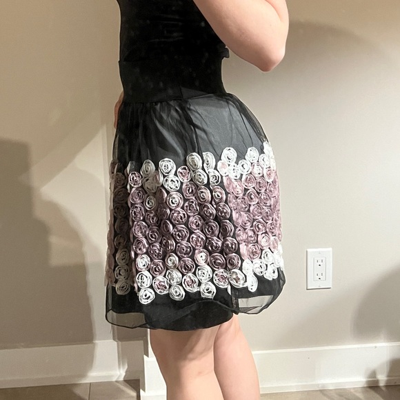 A line mini skirt with rose appliqués - Picture 2 of 5